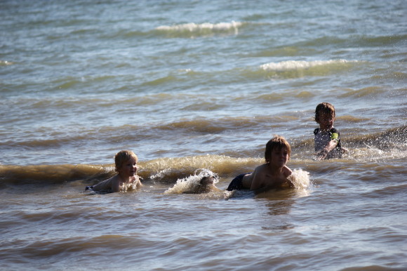 This is screams SUMMER to me! Come on already, the kids are ready for the beach :)